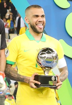 Dani Alves trong màu áo đội tuyển Brazil