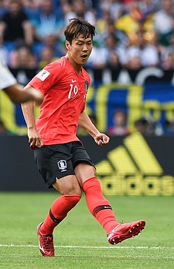 Trung vệ Kim Young-gwon trong màu áo đội tuyển Hàn Quốc