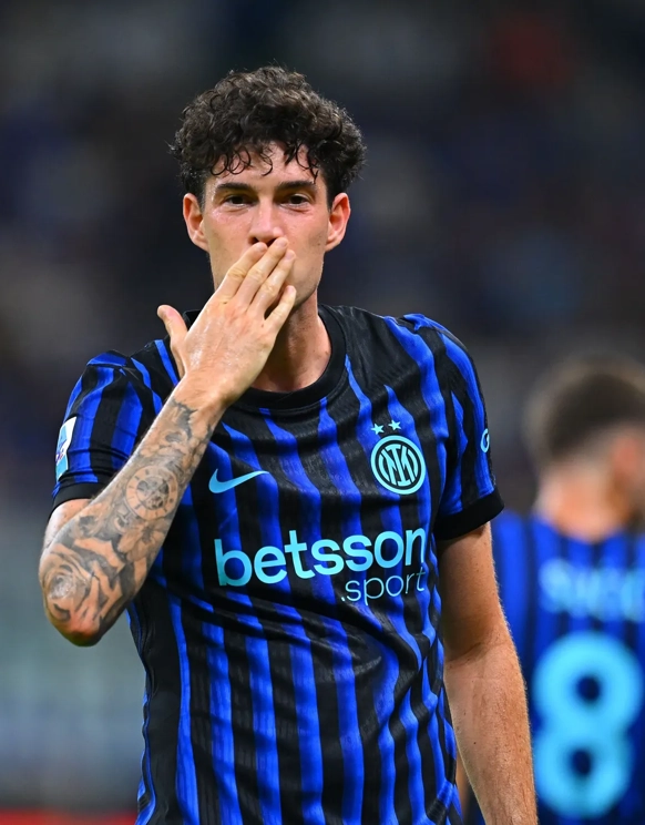 Alessandro Bastoni thi đấu cho đội tuyển Italia