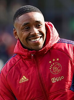Steven Bergwijn thi đấu cho Ajax