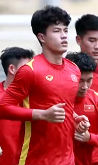 Trung vệ Lương Duy Cương