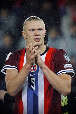 Erling Haaland thi đấu cho đội tuyển Na Uy