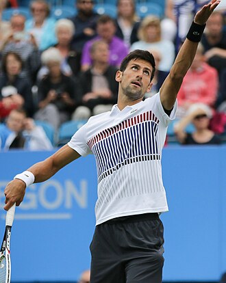 Novak Djokovic thi đấu trên sân cỏ