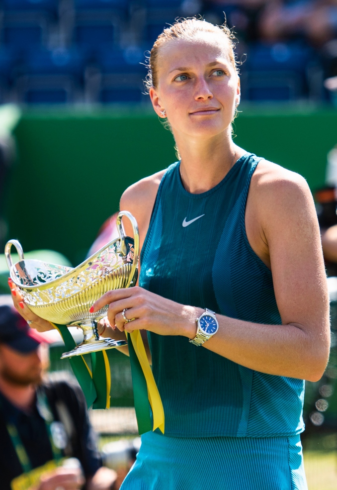 Petra Kvitova với chiếc cúp vô địch