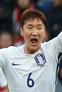 Tiền vệ Jung Woo-young