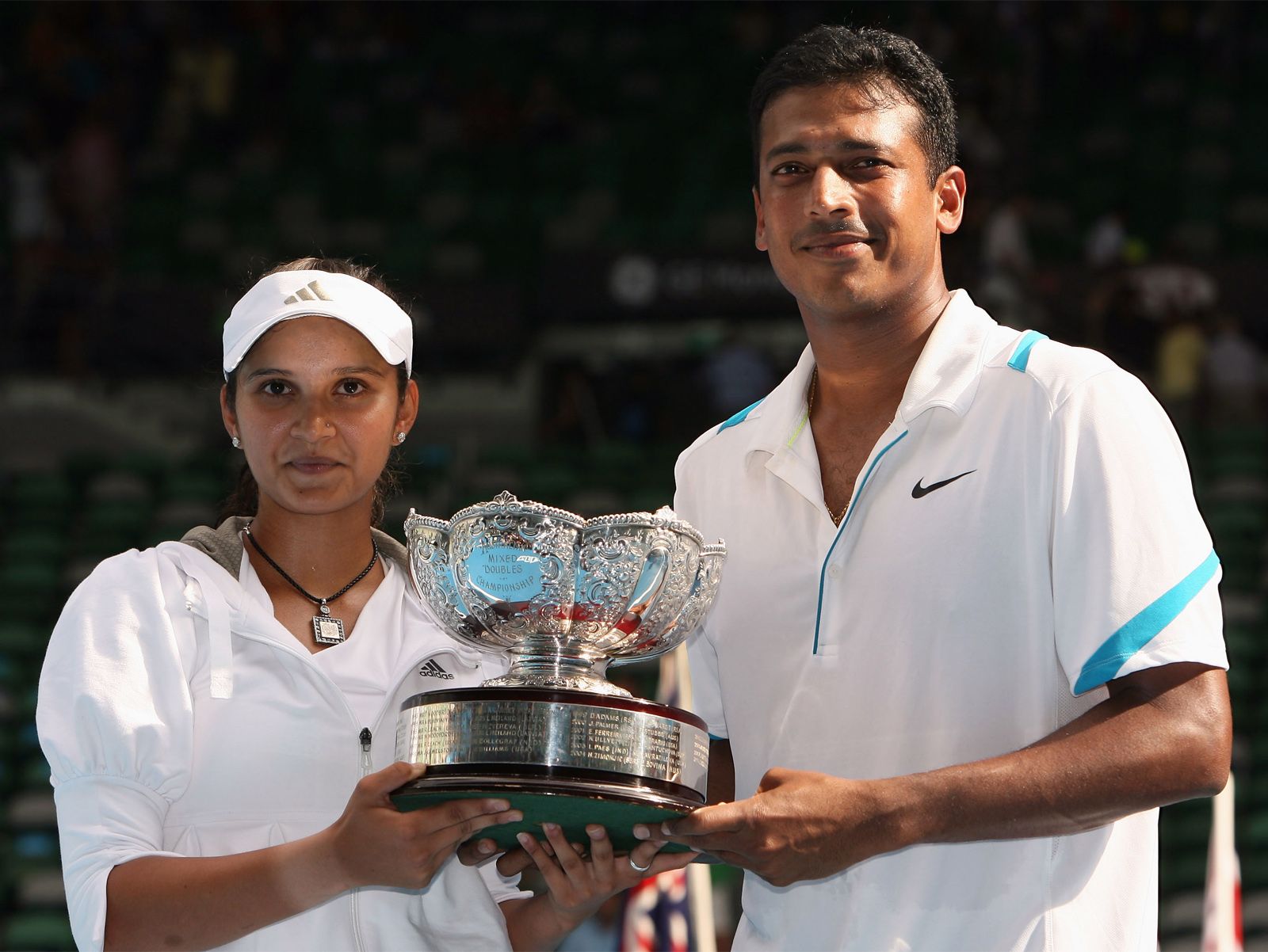 Mahesh Bhupathi và Sania Mirza cùng cúp vô địch
