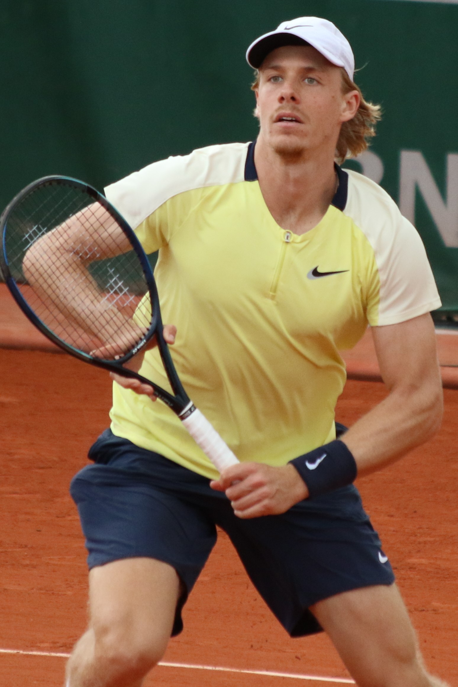 Denis Shapovalov thi đấu trên sân
