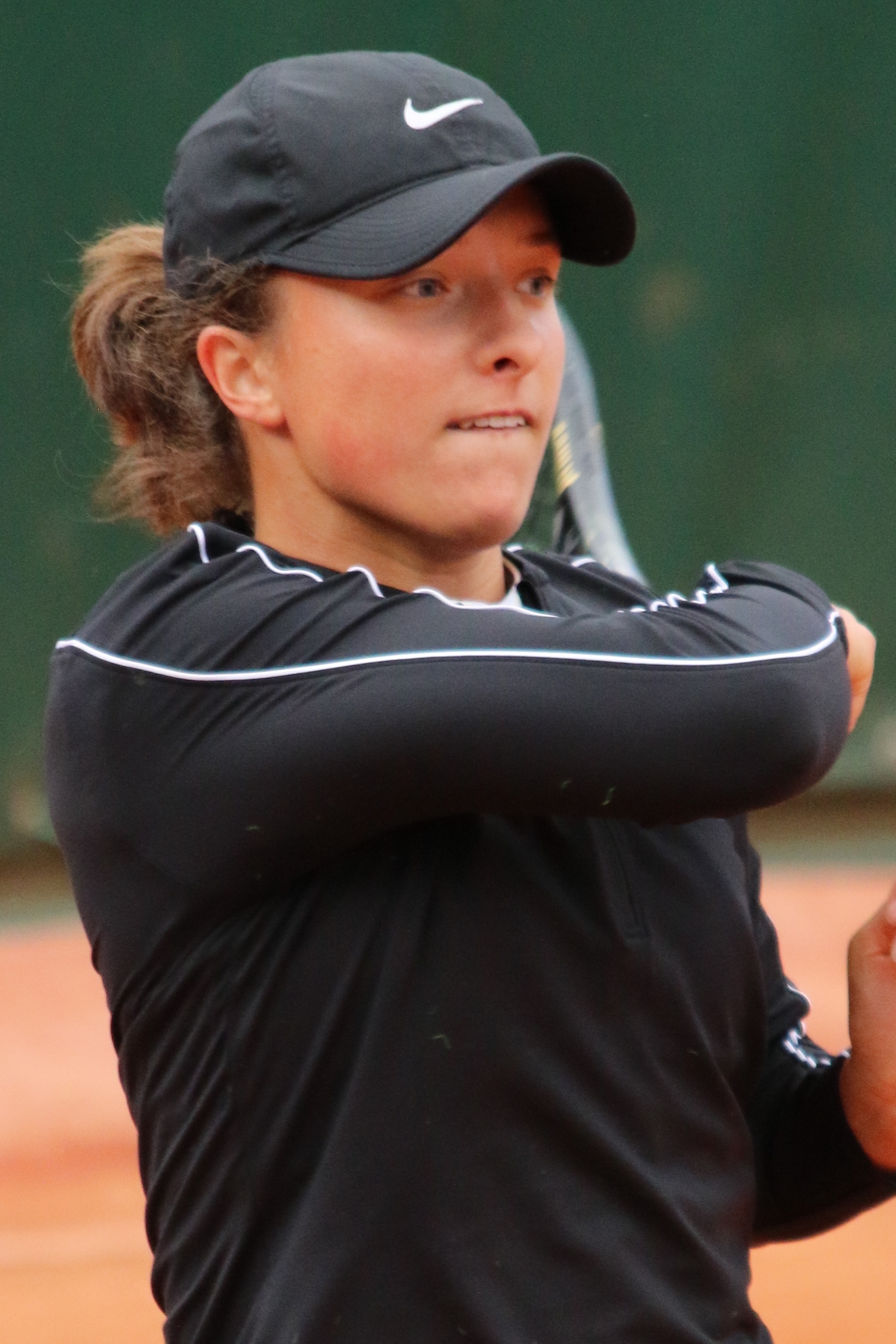Iga Świątek trên sân đất nện Roland Garros