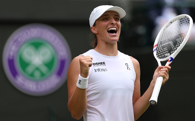 Iga Świątek thực hiện cú slice trên sân cỏ