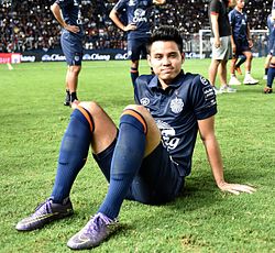 Theerathon Bunmathan trong màu áo đội tuyển Thái Lan