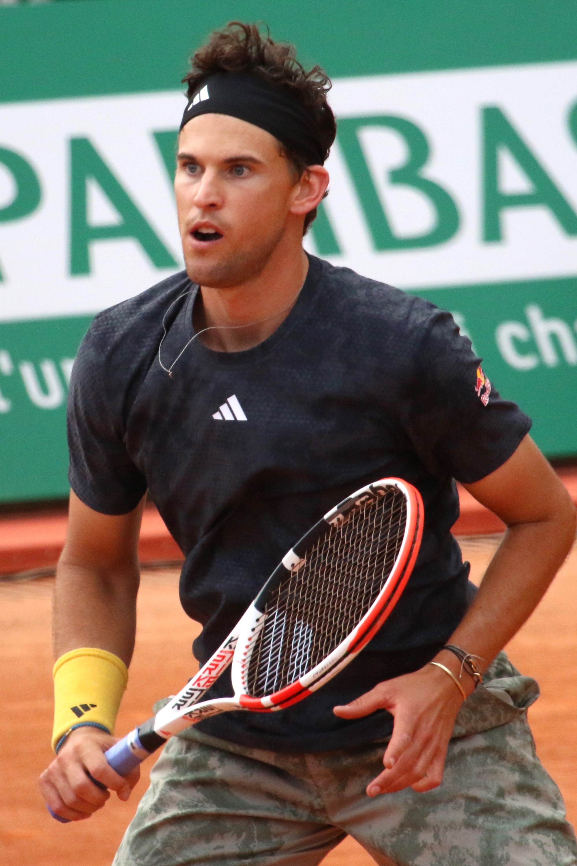 Dominic Thiem thi đấu trên sân quần vợt