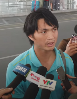 Tay vợt Tuấn Anh trong một buổi phỏng vấn