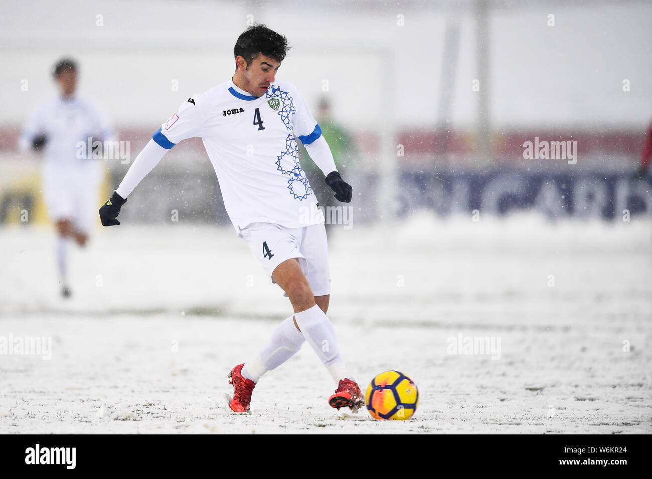 Akramjon Komilov thi đấu trong màu áo Uzbekistan