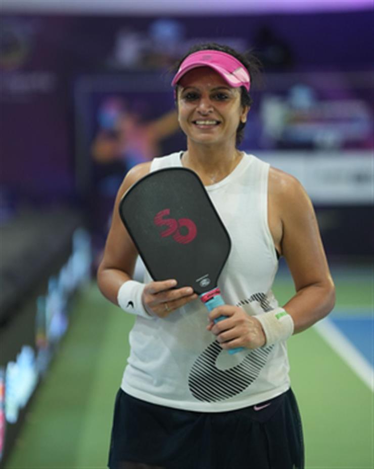 Isha Lakhani thi đấu pickleball