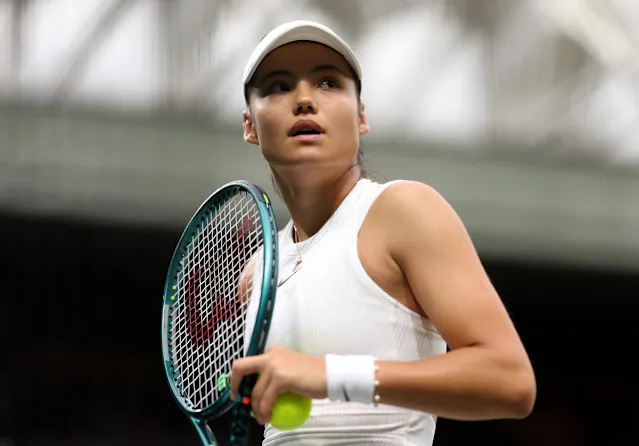 Emma Raducanu thi đấu tại Wimbledon