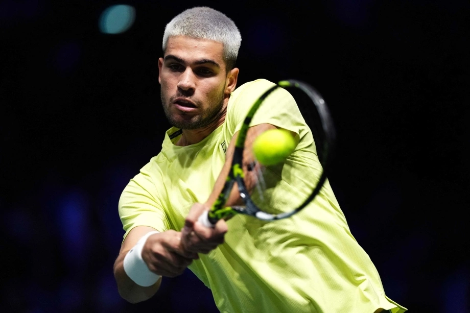 Carlos Alcaraz ăn mừng chức vô địch