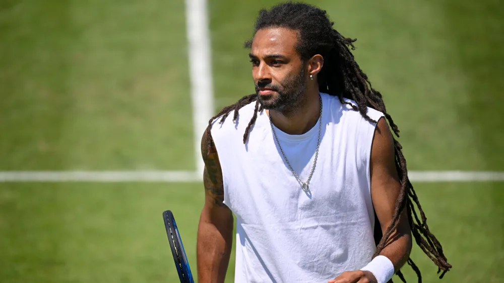 Nghệ sĩ sân cỏ Dustin Brown
