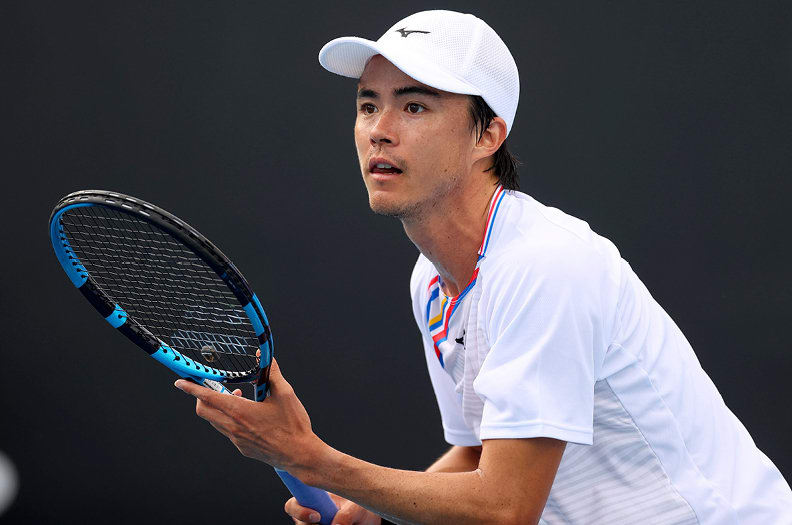 Tay vợt Taro Daniel trên sân đấu