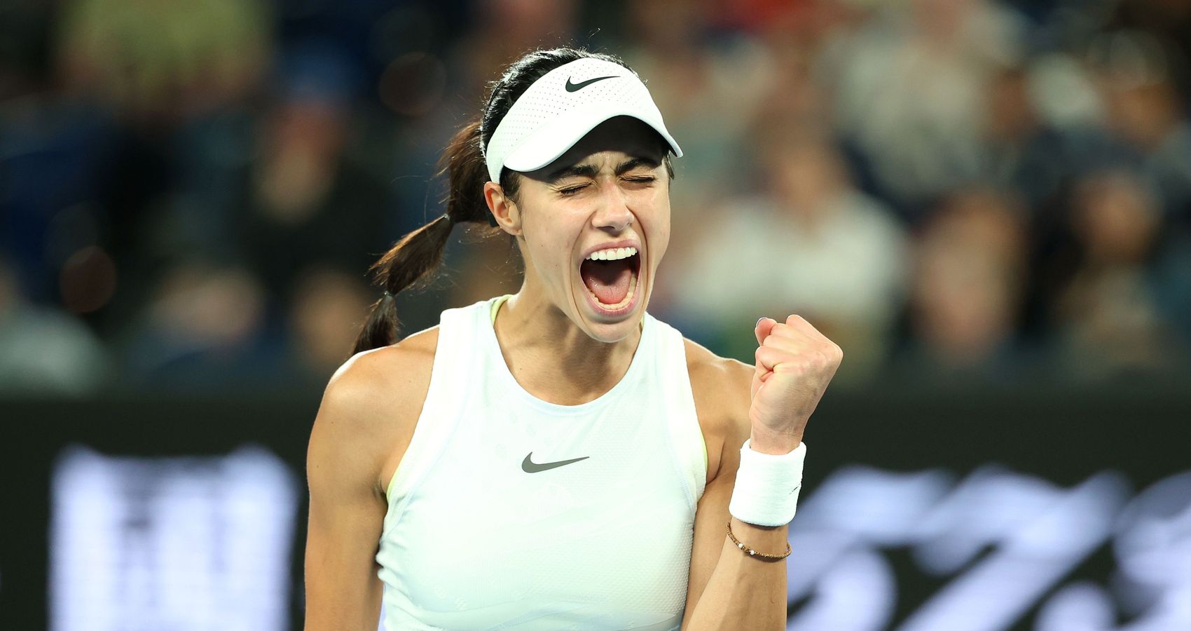 Olga Danilović thi đấu trên sân tennis