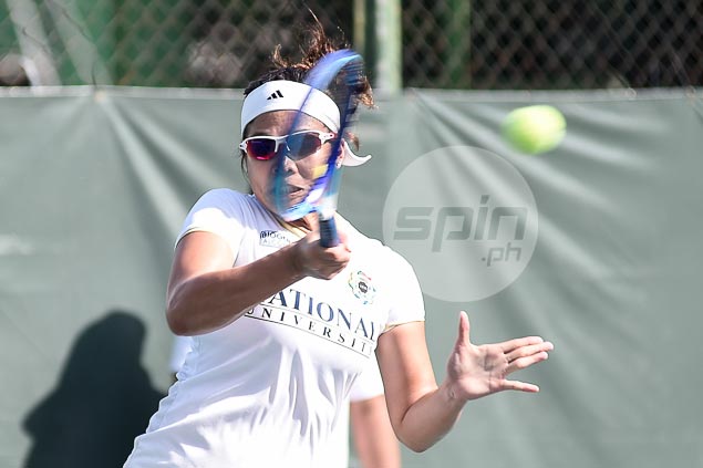 Anna Clarice Patrimonio thi đấu trên sân tennis