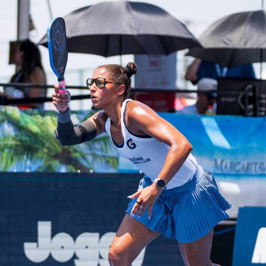 Jessie Irvine thi đấu pickleball