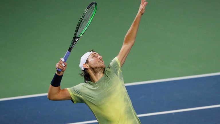 Lucas Pouille thi đấu tennis